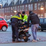 Ongeval tussen scooter en auto op Burgemeester Wesselinkstraat in Maassluis