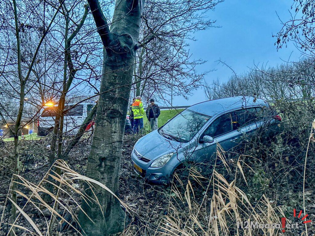 Auto belandt in berm bij ongeval op toerit Maasland richting Vlaardingen