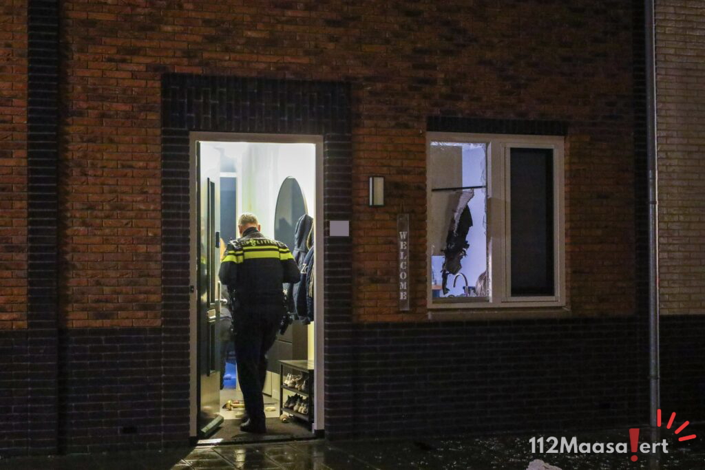 Voorruit vernield door explosie aan de Jacob Catsstraat in Maassluis