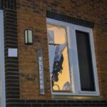 Voorruit vernield door explosie aan de Jacob Catsstraat in Maassluis