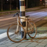 Fietsster en auto botsen op rotonde Wagenstraat in Maassluis