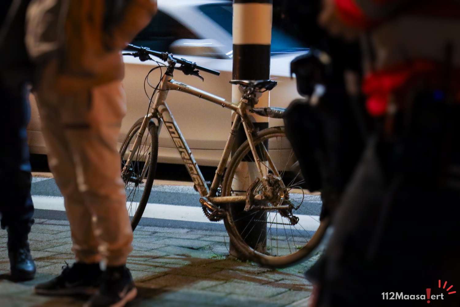 Fietsster en auto botsen op rotonde Wagenstraat in Maassluis
