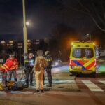 Fietsster en auto botsen op rotonde Wagenstraat in Maassluis