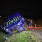 Busje te water aan de Broekpolderweg in Vlaardingen, inzittenden ongedeerd