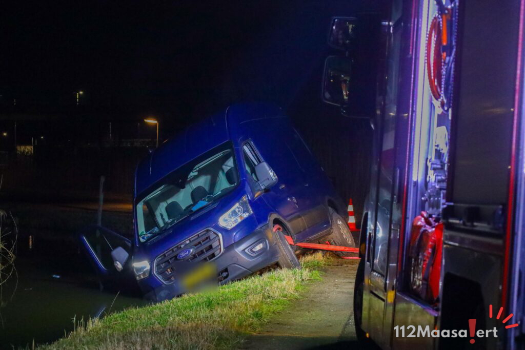 Busje te water aan de Broekpolderweg in Vlaardingen, inzittenden ongedeerd