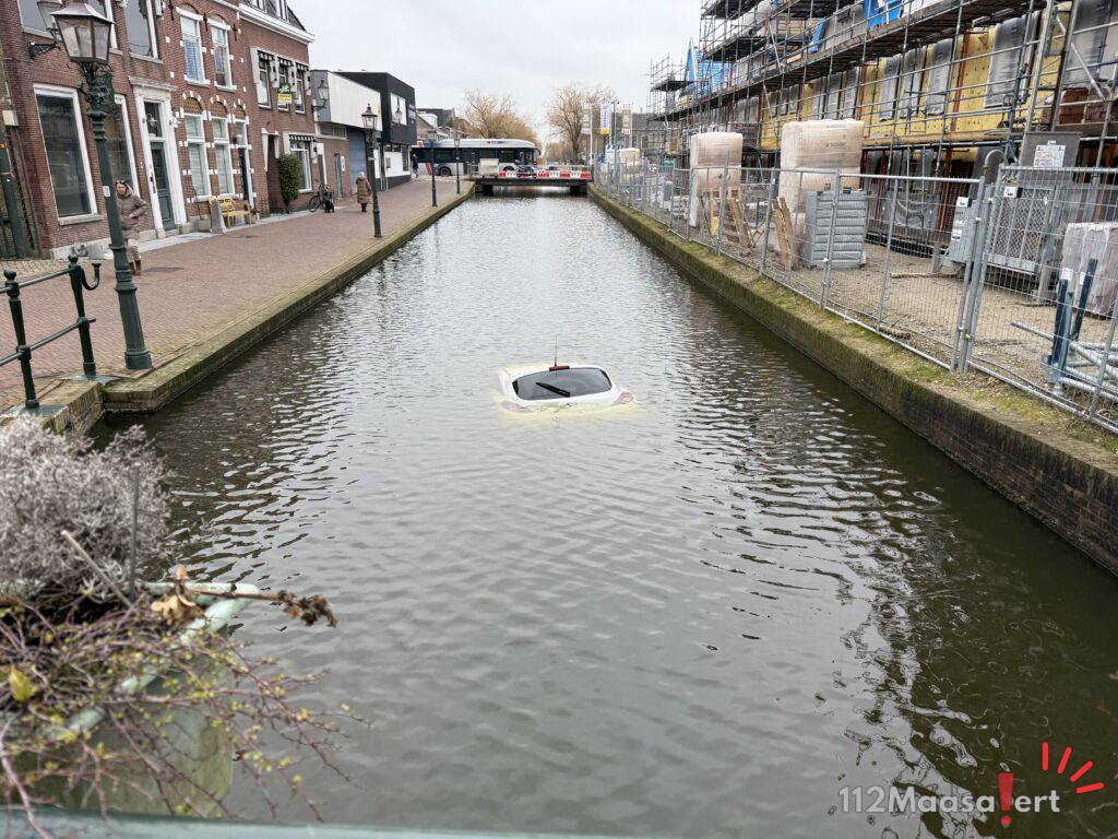 Auto rolt te water aan Doctor Kuyperkade in Maassluis