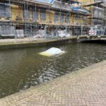 Auto rolt te water aan Doctor Kuyperkade in Maassluis