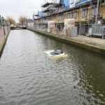 Auto rolt te water aan Doctor Kuyperkade in Maassluis