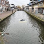Auto rolt te water aan Doctor Kuyperkade in Maassluis