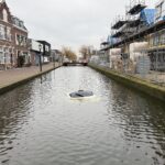 Auto rolt te water aan Doctor Kuyperkade in Maassluis