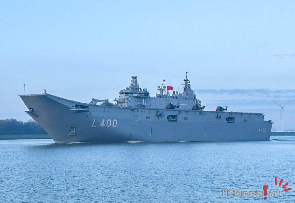 Turks marineschip passeert de Nieuwe Waterweg in Maassluis op weg naar de Rotterdamse Haven