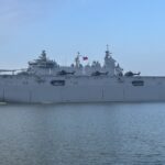 Turks marineschip passeert de Nieuwe Waterweg in Maassluis op weg naar de Rotterdamse Haven