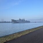 Turks marineschip passeert de Nieuwe Waterweg in Maassluis op weg naar de Rotterdamse Haven