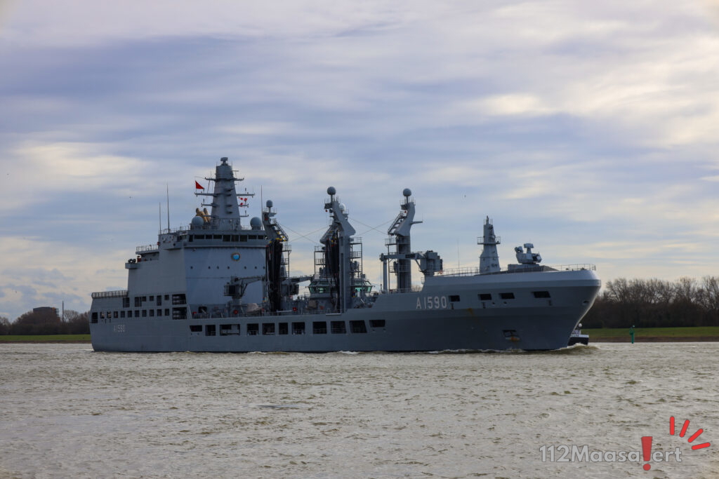 Vier Turkse marineschepen varen terug over de Nieuwe Waterweg langs Maassluis