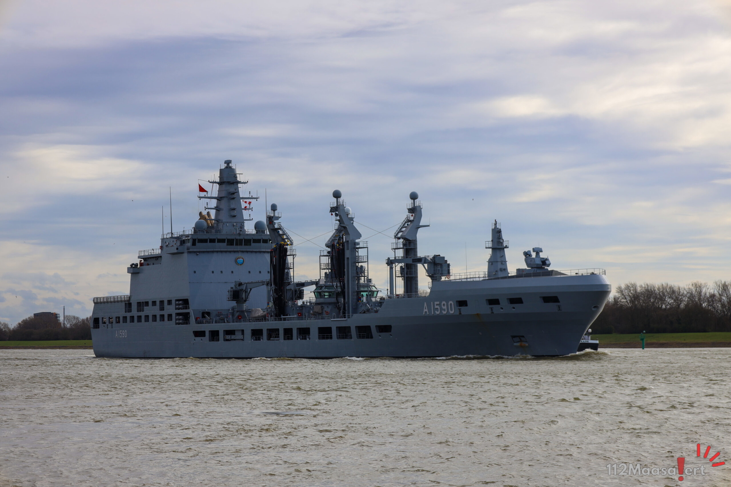 Vier Turkse marineschepen varen terug over de Nieuwe Waterweg langs Maassluis