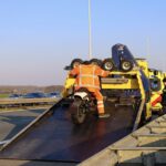 Motorrijder botst achterop auto op A20 bij Maasland