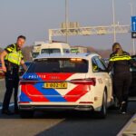 Motorrijder botst achterop auto op A20 bij Maasland