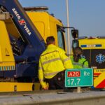 Motorrijder botst achterop auto op A20 bij Maasland