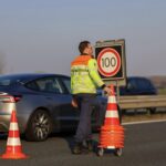 Motorrijder botst achterop auto op A20 bij Maasland
