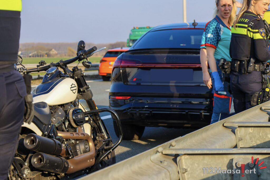 Motorrijder botst achterop auto op A20 bij Maasland