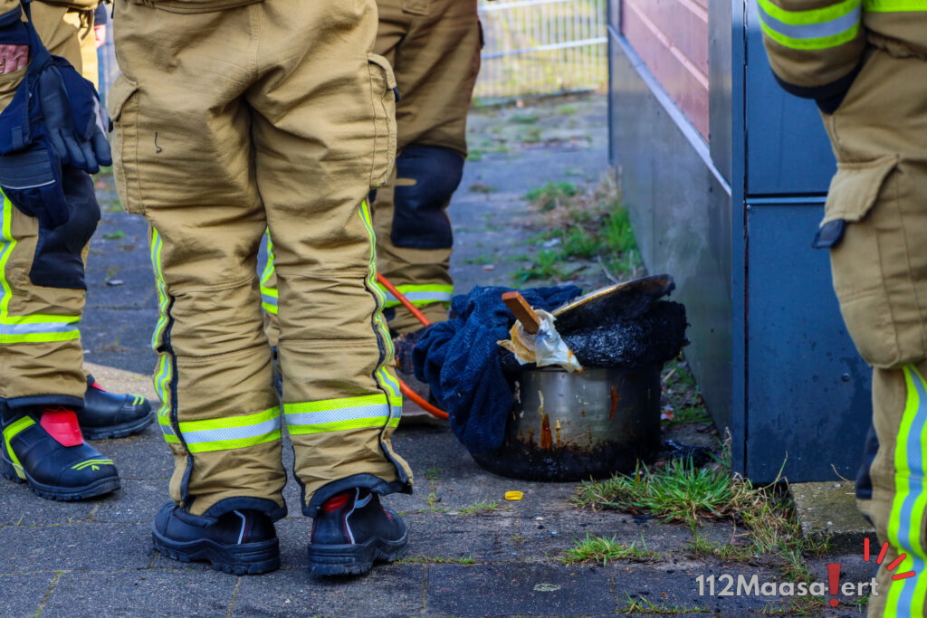 Pan vat vlam tijdens kookactiviteiten in schuur aan de Lijnbaan in Maassluis