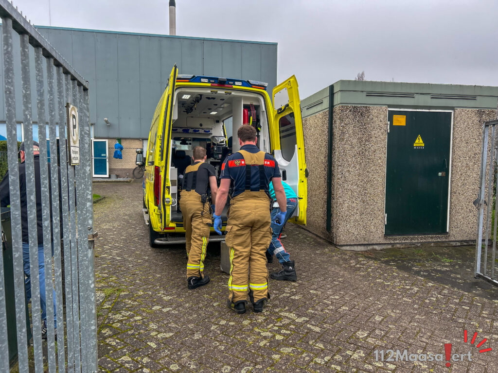 Persoon onwel in zwembad aan Sportlaan in Maassluis, vrouw met spoed naar ziekenhuis