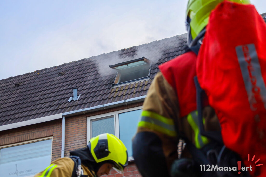 Middelbrand op zolder van woning aan de Zetter in Maasland