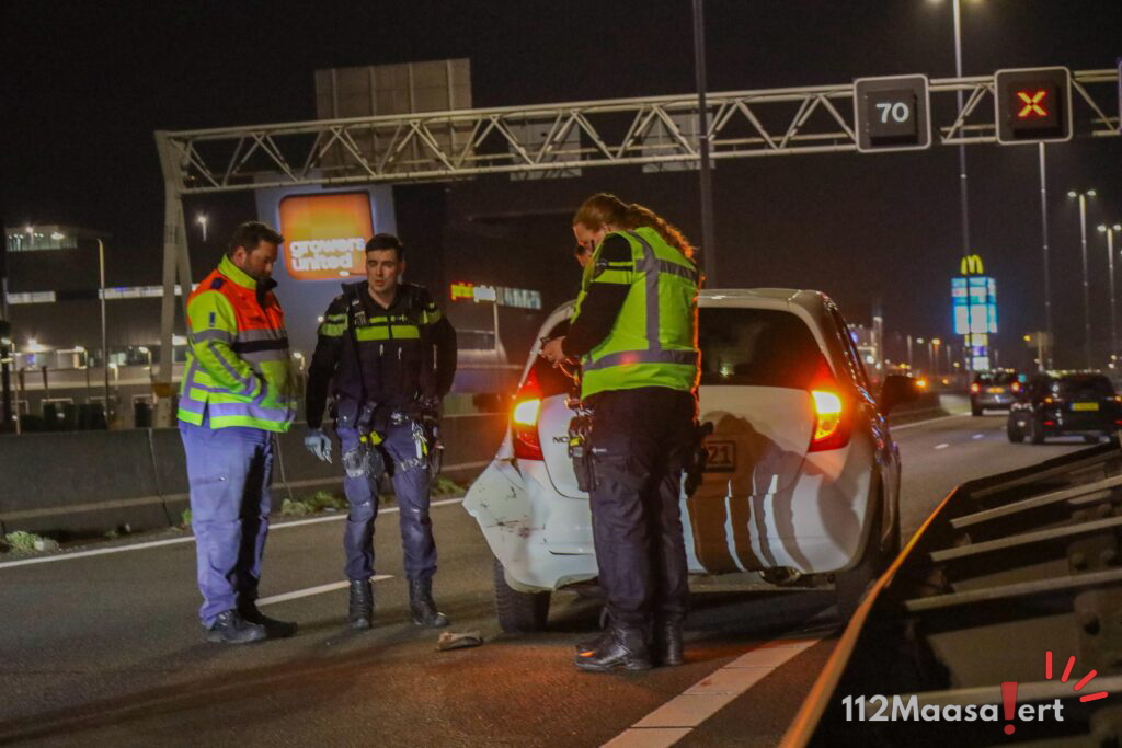 Vrachtwagen rijdt door na botsing op A20 bij Maasdijk, auto blijft minutenlang op snelweg staan