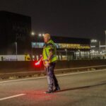 Vrachtwagen rijdt door na botsing op A20 bij Maasdijk, auto blijft minutenlang op snelweg staan