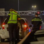 Vrachtwagen rijdt door na botsing op A20 bij Maasdijk, auto blijft minutenlang op snelweg staan