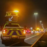 Vrachtwagen rijdt door na botsing op A20 bij Maasdijk, auto blijft minutenlang op snelweg staan