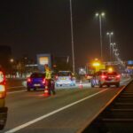 Vrachtwagen rijdt door na botsing op A20 bij Maasdijk, auto blijft minutenlang op snelweg staan