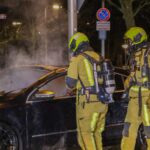 Auto vliegt tijdens het rijden in brand op Oude Veiling in Maasland