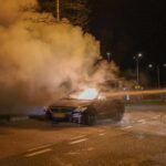 Auto vliegt tijdens het rijden in brand op Oude Veiling in Maasland