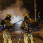Auto vliegt tijdens het rijden in brand op Oude Veiling in Maasland