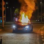 Auto vliegt tijdens het rijden in brand op Oude Veiling in Maasland