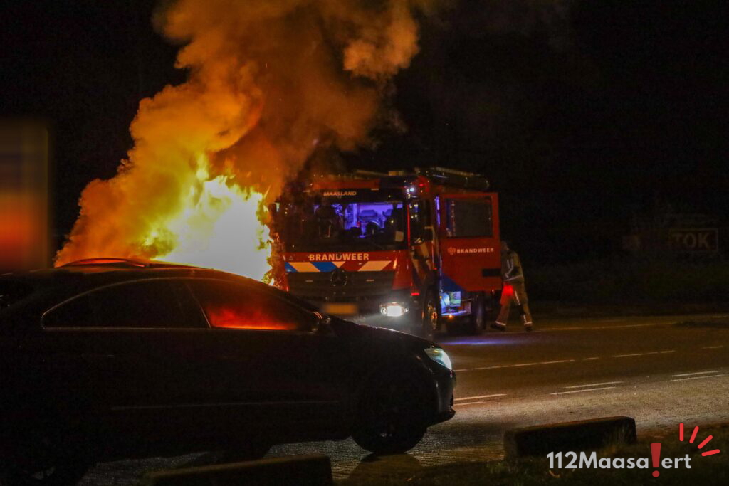 Auto vliegt tijdens het rijden in brand op Oude Veiling in Maasland