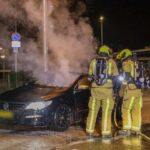 Auto vliegt tijdens het rijden in brand op Oude Veiling in Maasland