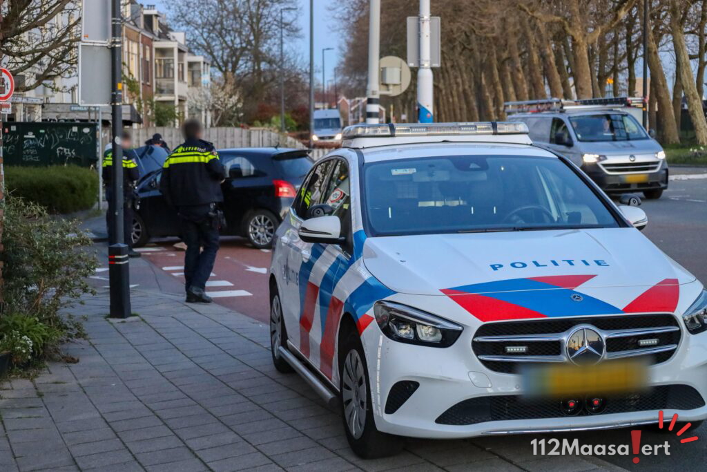Botsing tussen twee auto’s op Industrieweg in Maassluis, conflict ter plaatse