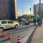 Aanrijding tussen auto en motor op drukke rotonde aan de Mozartlaan in Maassluis