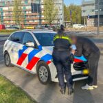 Aanrijding tussen auto en motor op drukke rotonde aan de Mozartlaan in Maassluis