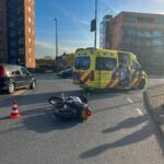 Aanrijding tussen auto en motor op drukke rotonde aan de Mozartlaan in Maassluis