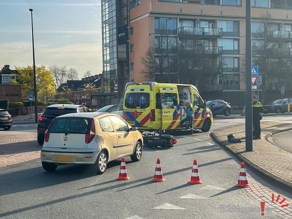 Aanrijding tussen auto en motor op drukke rotonde aan de Mozartlaan in Maassluis