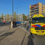 Aanrijding tussen auto en motor op drukke rotonde aan de Mozartlaan in Maassluis