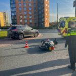 Aanrijding tussen auto en motor op drukke rotonde aan de Mozartlaan in Maassluis