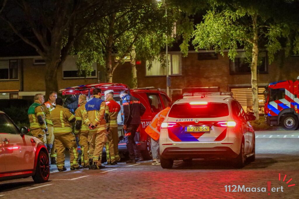 Brandweer onderzoekt vreemde lucht in woningen aan Berkendal in Maassluis
