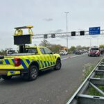 Afgeleid door broodje: vrachtwagenchauffeur ramt auto op A20 bij Maasland