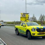 Afgeleid door broodje: vrachtwagenchauffeur ramt auto op A20 bij Maasland