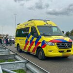 Afgeleid door broodje: vrachtwagenchauffeur ramt auto op A20 bij Maasland