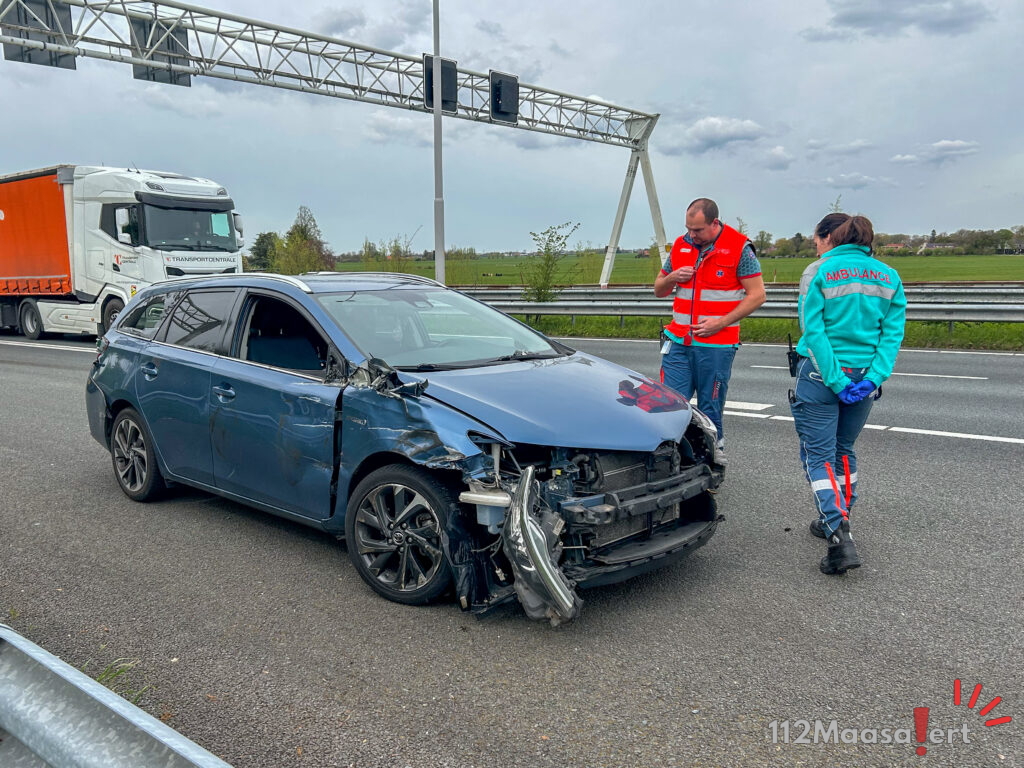 Afgeleid door broodje: vrachtwagenchauffeur ramt auto op A20 bij Maasland